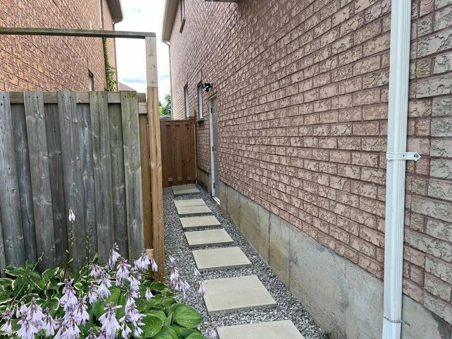 Appartamento Cozy 2Br Basement Near Two Lakes Richmond Hill Esterno foto